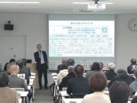 熱心に講演を聞くたくさんの市民の様子