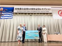 ネルソン市長と並び記念撮影している様子