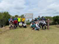 頂上で記念撮影をする登山者(約20名)