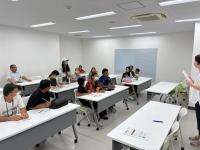 熱心に学ぶ外国人の家族20数名