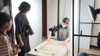 撮影を見学する2名の小学生