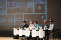 ５人の登壇者がステージ上でパネルディスカッションを行う様子