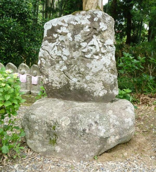 大谷寺境内の智海板碑